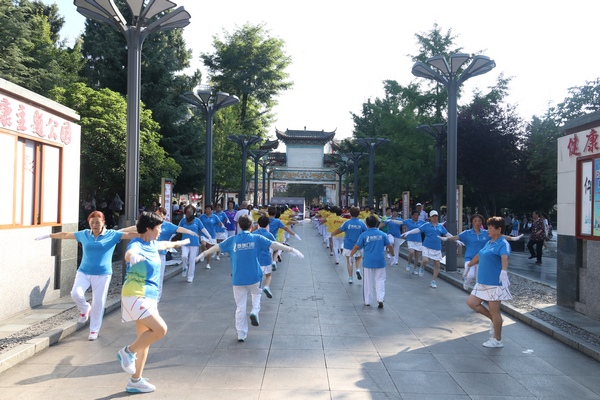 人民公園內市民正在跳健身操。