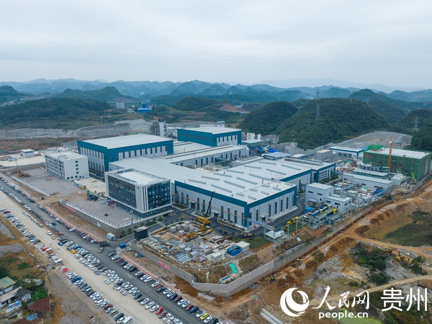航拍贵州开阳新能源电池材料产业园。人民网 涂敏摄