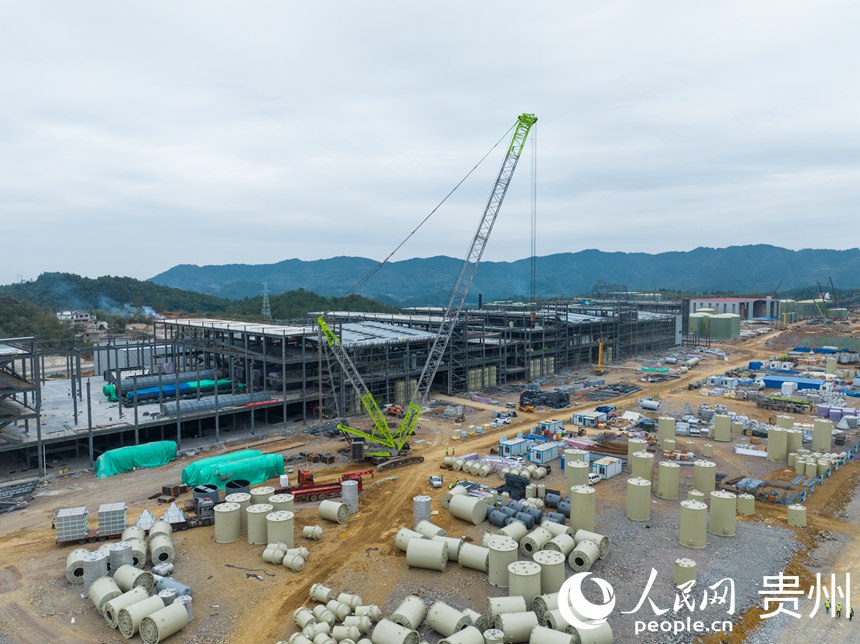正在建设当中的企业生产车间。人民网 阳茜摄