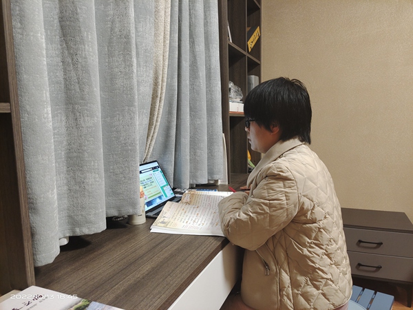 学生在线上学习。
