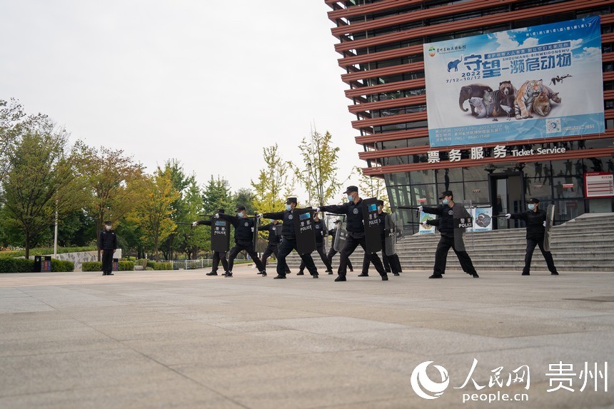 演练现场，贵州省地质博物馆安保人员进行警棍盾牌操演练。人民网 涂敏摄