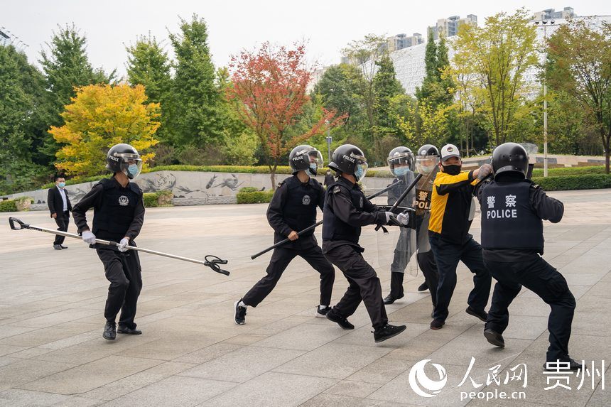 现场模拟“歹徒”持刀伤人场景。人民网 涂敏摄