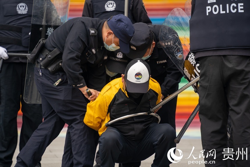 民警到达现场与保安联合制服“歹徒”。人民网 涂敏摄