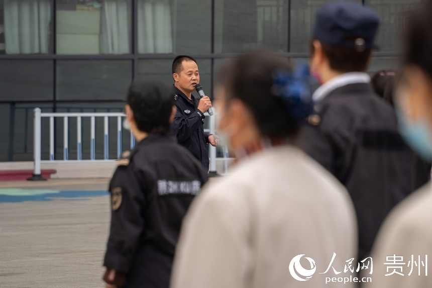 贵阳市公安局观山湖分局宾阳派出所副所长潘年彬对演练进行总结。人民网 涂敏摄