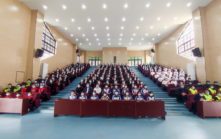 惠水县思源实验学校代表集中收看中国共产党第二十次全国代表大会开幕会。惠水县融媒体中心供图