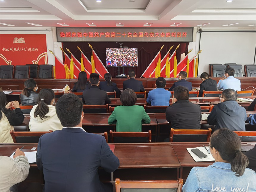 金沙县柳塘镇干部群众组织观看中国共产党第二十次全国代表大会开幕会。金沙县融媒体中心供图