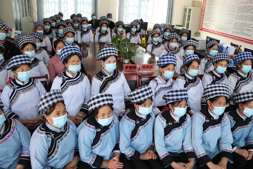 罗甸县罗悃镇群众收看中国共产党第二十次全国代表大会开幕会。王兴宇摄