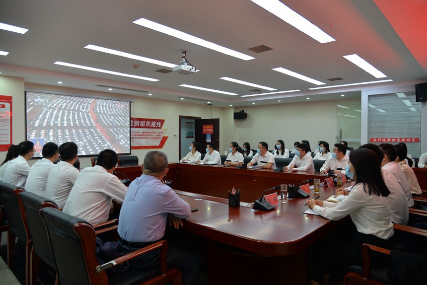 石阡县委组织部集中收看中国共产党第二十次全国代表大会开幕会。石阡县委组织部供图