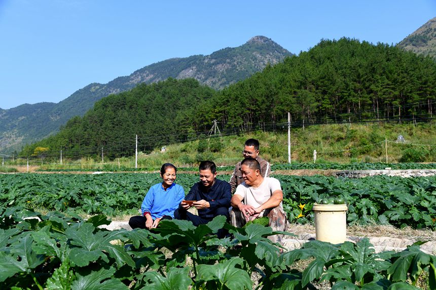 罗甸沫阳镇访里村，县纪委监委干部与群众一起收看中国共产党第二十次全国代表大会开幕会。简万祥摄