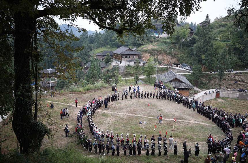 10月16日，贵州省丹寨县扬武镇排莫村的苗族村民身着节日盛装在跳传统芦笙舞。