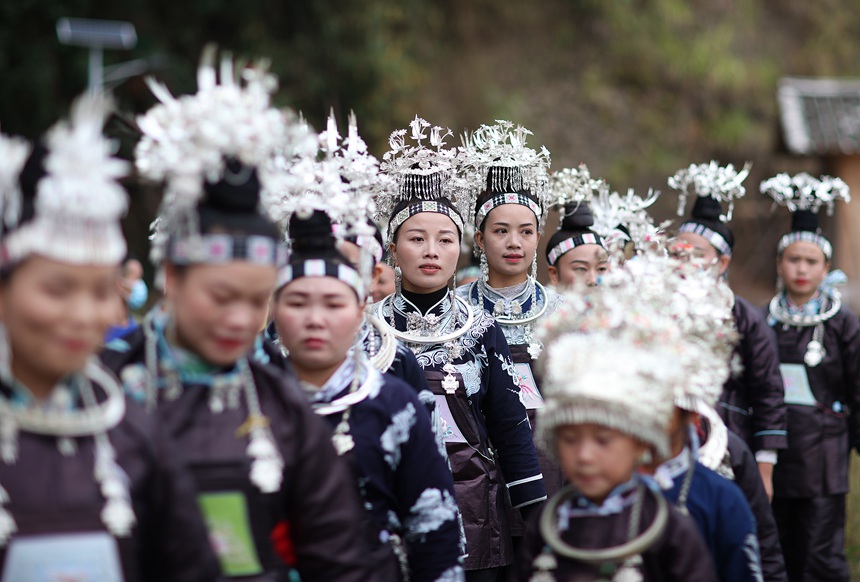 10月16日，贵州省丹寨县扬武镇排莫村的苗族村民身着节日盛装在跳传统芦笙舞。