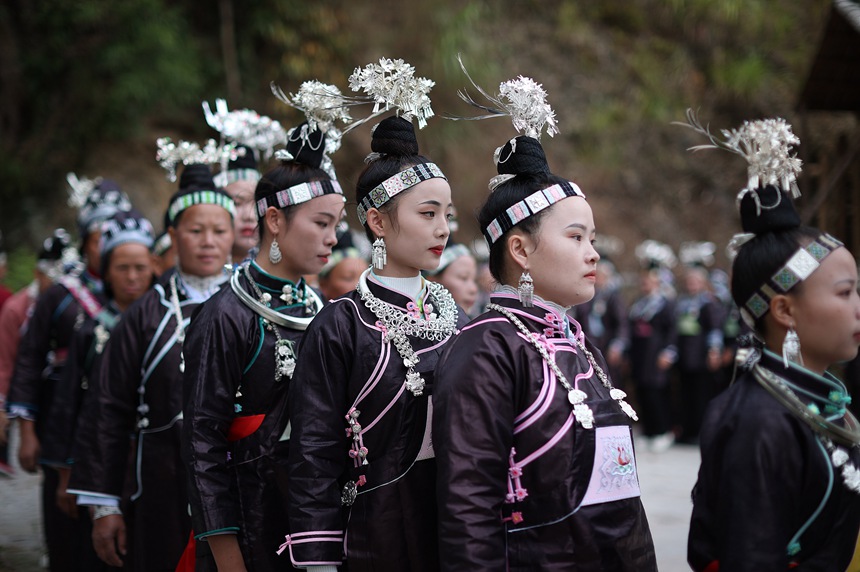 10月16日，贵州省丹寨县扬武镇排莫村的苗族村民身着节日盛装在跳传统芦笙舞。