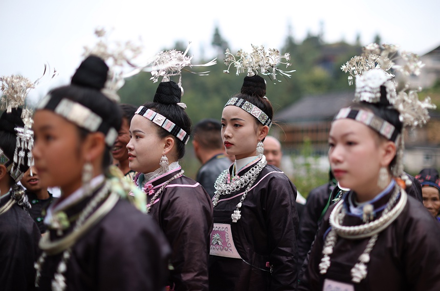 10月16日，贵州省丹寨县扬武镇排莫村的苗族村民身着节日盛装准备参加传统芦笙舞。