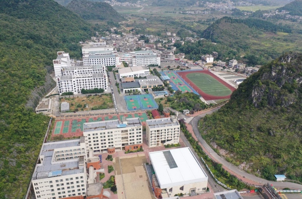 图为思源学校、黄果树民族中学、黄果树高中三校全貌。