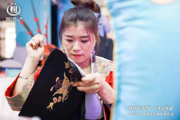 巧手绣出幸福来。