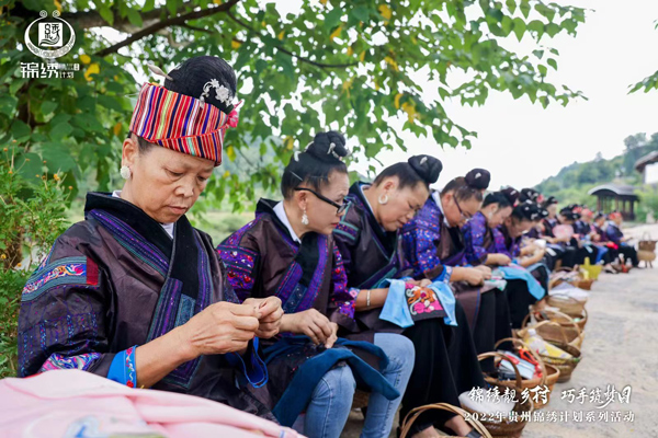 巧手绣出幸福来。