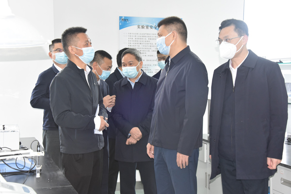 李魏在贵州省新能源材料创新中心实验室调研。