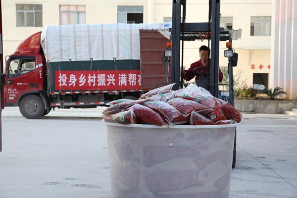 2满载辣椒制品的货车驶出和记食品厂区。满帮集团供图