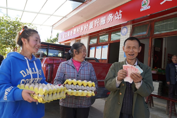 贵州省遵义市老鹰村村民将土鸡蛋等农产品卖给泥高乡村振兴服务站员工，卖出好价钱。