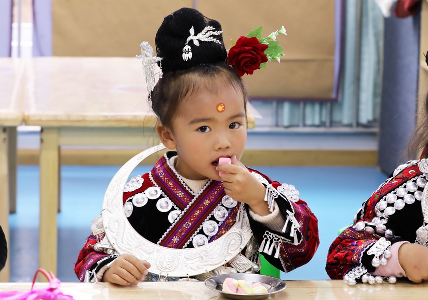 劍河縣幸福社區中心幼兒園，孩子參加長桌宴活動。