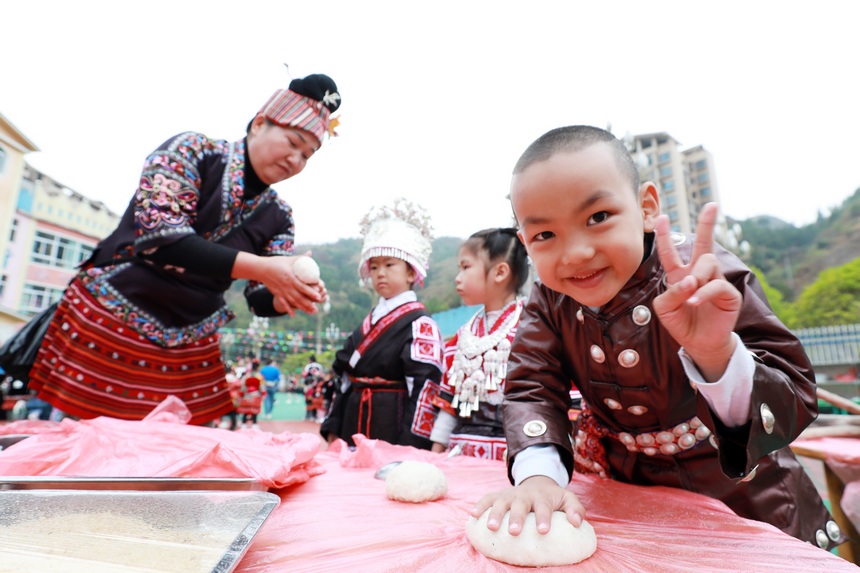 劍河縣幸福社區中心幼兒園，孩子們參加打糍粑活動。