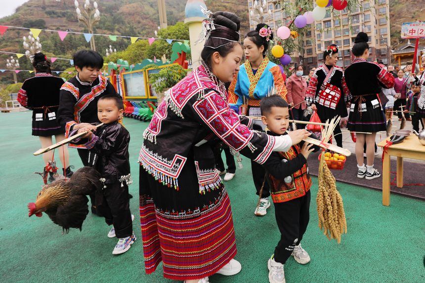 劍河縣幸福社區中心幼兒園，孩子們體驗“姑媽回娘家”活動。 
