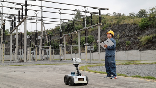 南方電網貴州興義供電局變電管理所啟動“人工+機器人”組合對220千伏變電站開展特巡特維，確保電網安全穩定運行。（盧關文 攝）.jpg