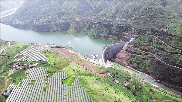 贵州省首个“水光互补”电站——象鼻岭水电站，水电装机240MW,光伏装机80MW。马新摄