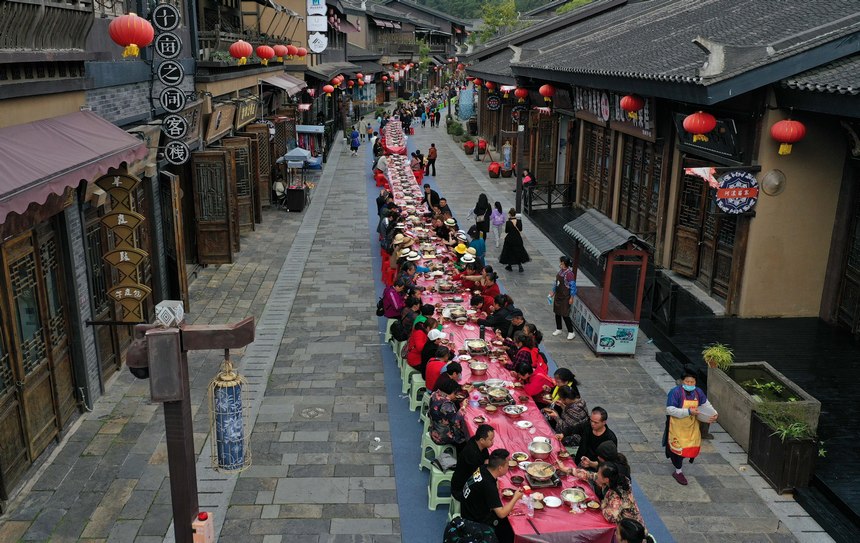 10月31日，人们在丹寨县万达小镇品尝长桌宴。