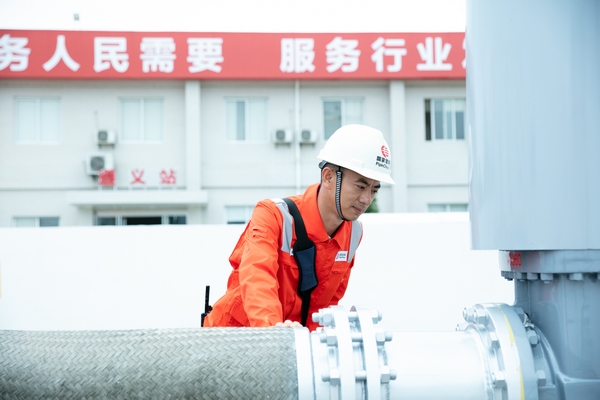 華南公司員工每天按時巡查現場設備，確保油品安全輸送。