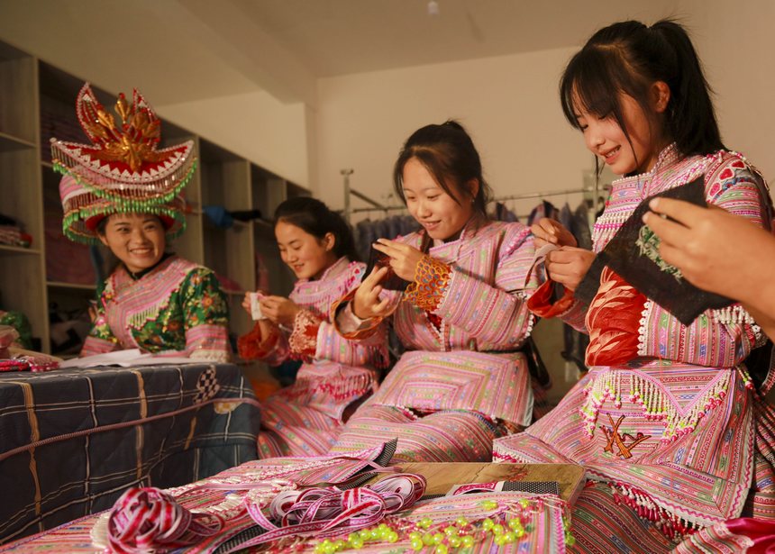 2022年10月30日，贵州省黔西市红林彝族苗族乡渔塘村新时代文明实践站孩子们在练习刺绣。