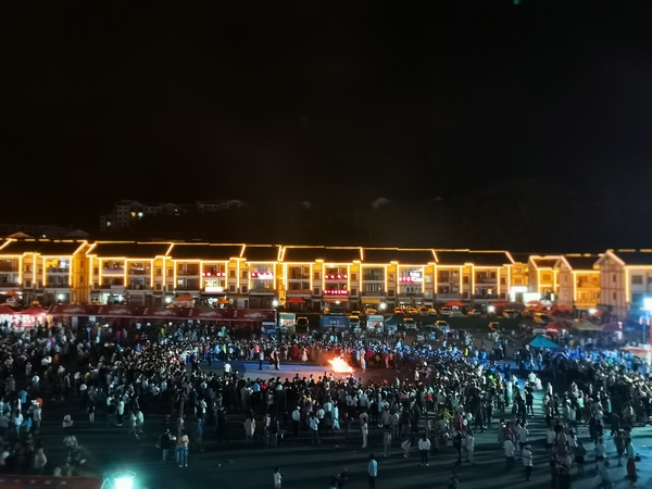 夜晚游客集聚在鹏程街道格佐新村广场。