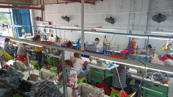 罗甸县天美毛绒玩具厂工人正在制作玩具产品。
