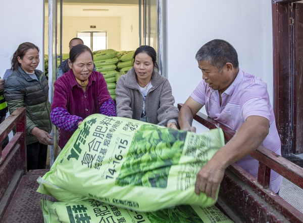 2022年11月3日，贵州省黔东南苗族侗族自治州施秉县马溪乡马溪村村干在给村民免费发放化肥。