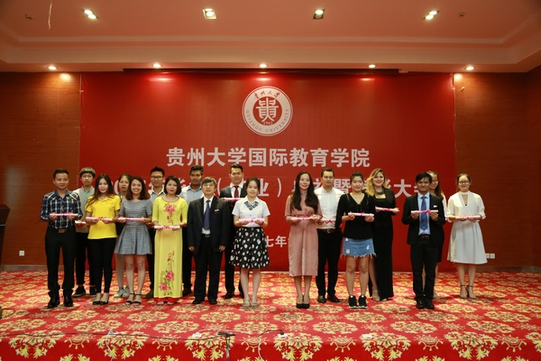 贵州大学校长、中国工程院院士宋宝安教授为留学生颁发毕业（结业）贺信。贵州大学供图