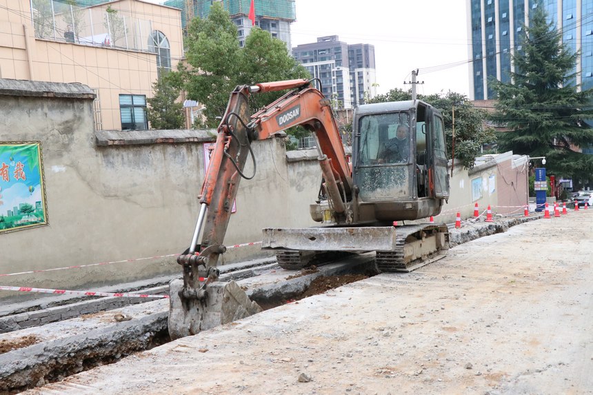 七星关区麻园街道营盘路背街小巷改造项目现场。