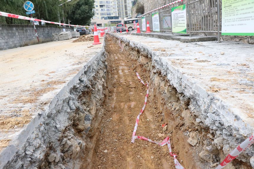 七星关区麻园街道营盘路背街小巷改造项目现场。