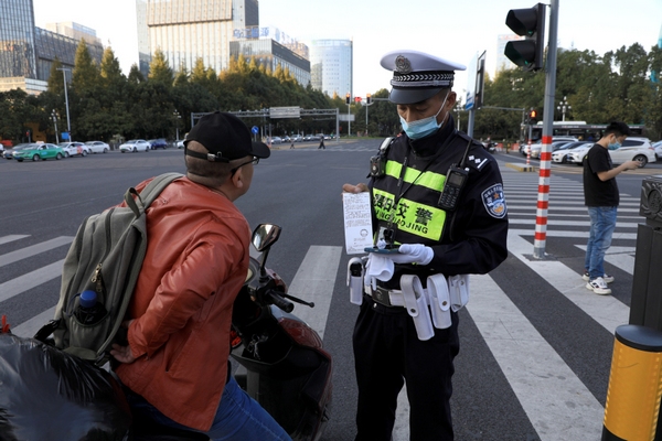 現場民警對非機動車駕駛人違法騎行行為進行提醒或開出罰單。