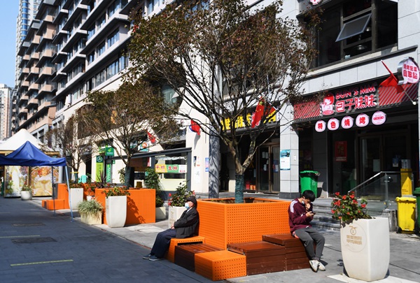 11月4日，市民正在貴陽市南明區青雲路步行街新安裝的便民座椅上休息。