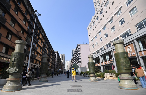 11月4日拍攝的貴陽市南明區青雲路步行街圖騰柱。