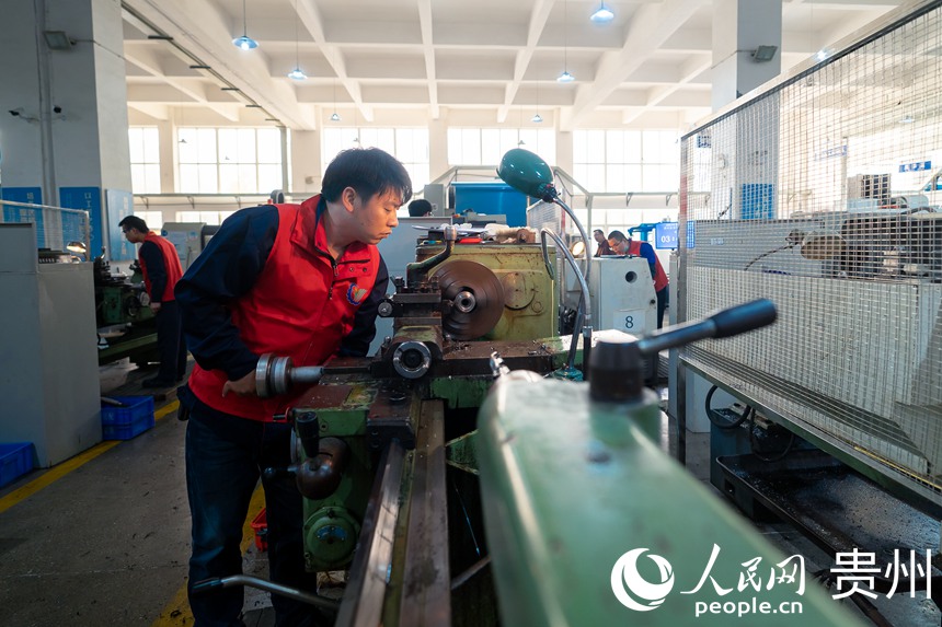 参加“车工”赛项的车工能手们正在制作加工件。人民网记者 涂敏摄