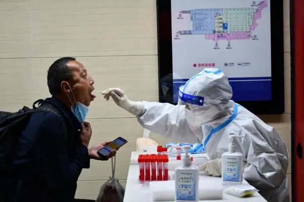 医护人员为旅客进行核酸检测。