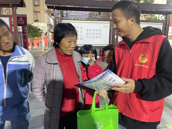 图为：发放垃圾分类宣传资料