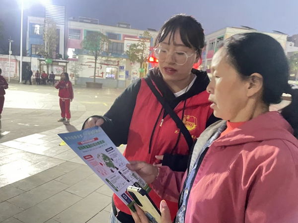 开展垃圾分类讲解。