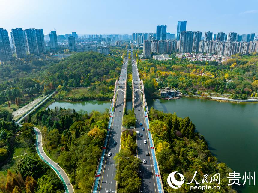 公园环湖湿地与城市道路交相辉映。人民网 阳茜摄