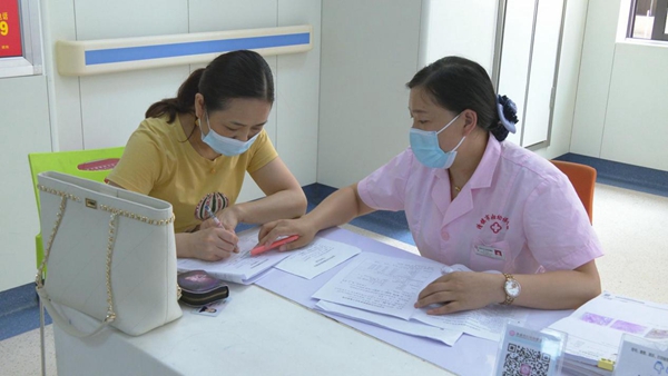 清镇市妇幼保健院“两癌”筛查门诊做检查登记。