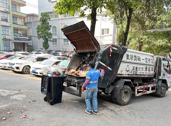 警苑小區垃圾清運車正在清運垃圾。