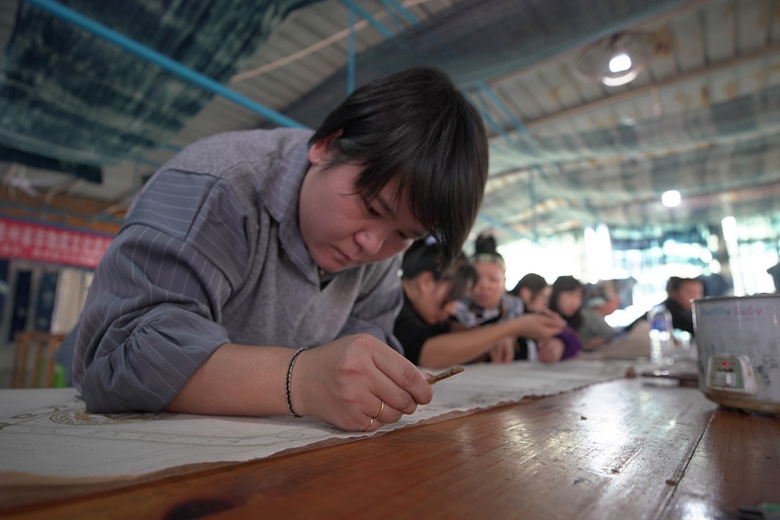 11月10日，学员在学习蜡画绘制技艺。