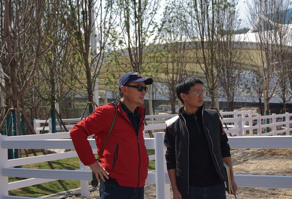 黄祖平（左）查看贵阳国际马术运动中心修建情况。中国铁建地产贵州公司供图