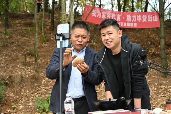 网红晓凡凡（右一）直播现场。